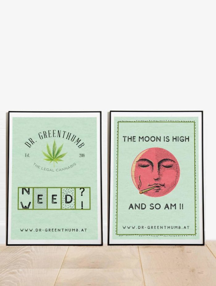 2 Poster mit "NeedWeed"- und "The Moon is high and so am I"-Aufschrift