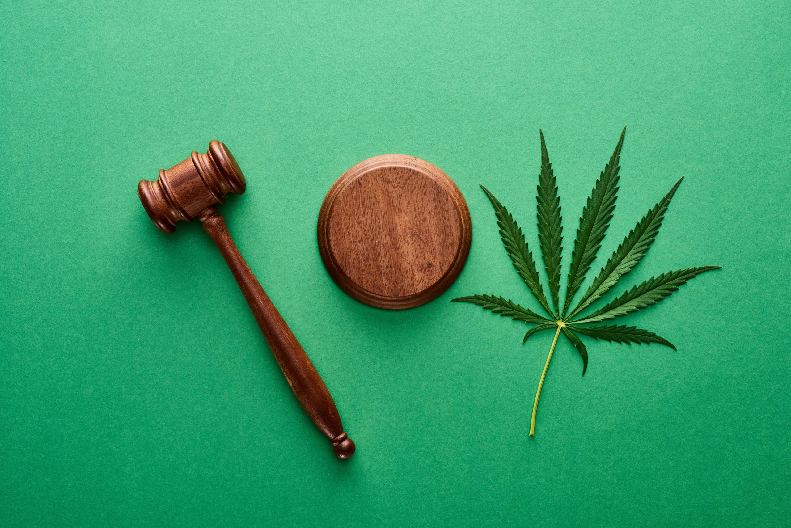 Cannabisblatt mit Richterhammer